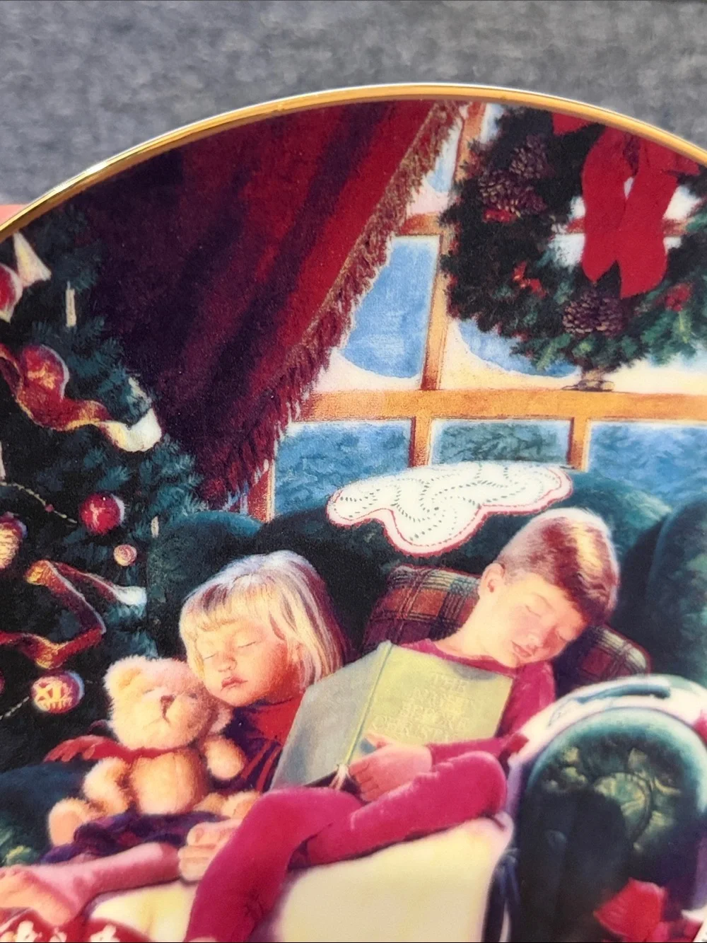 Avon 2000 Holiday Decorative Plate - 22K Gold Rim.